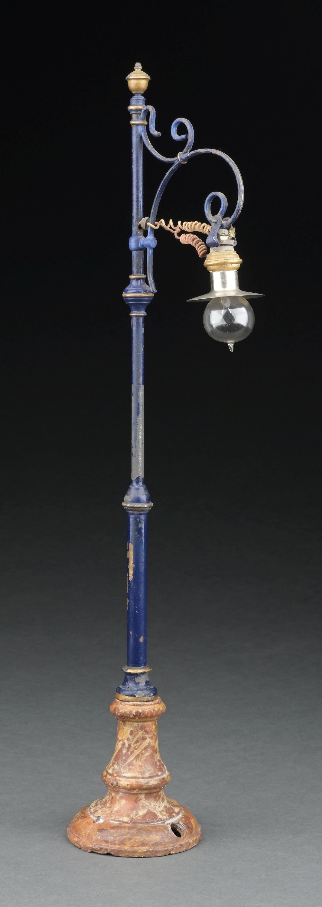 MARKLIN CAT. REF. 3552/1 HAND-PAINTED STREET LAMP: CONDITION: Very good to excellent. Dimensions: 3-1/2" x 3-1/2" x 18-1/2".