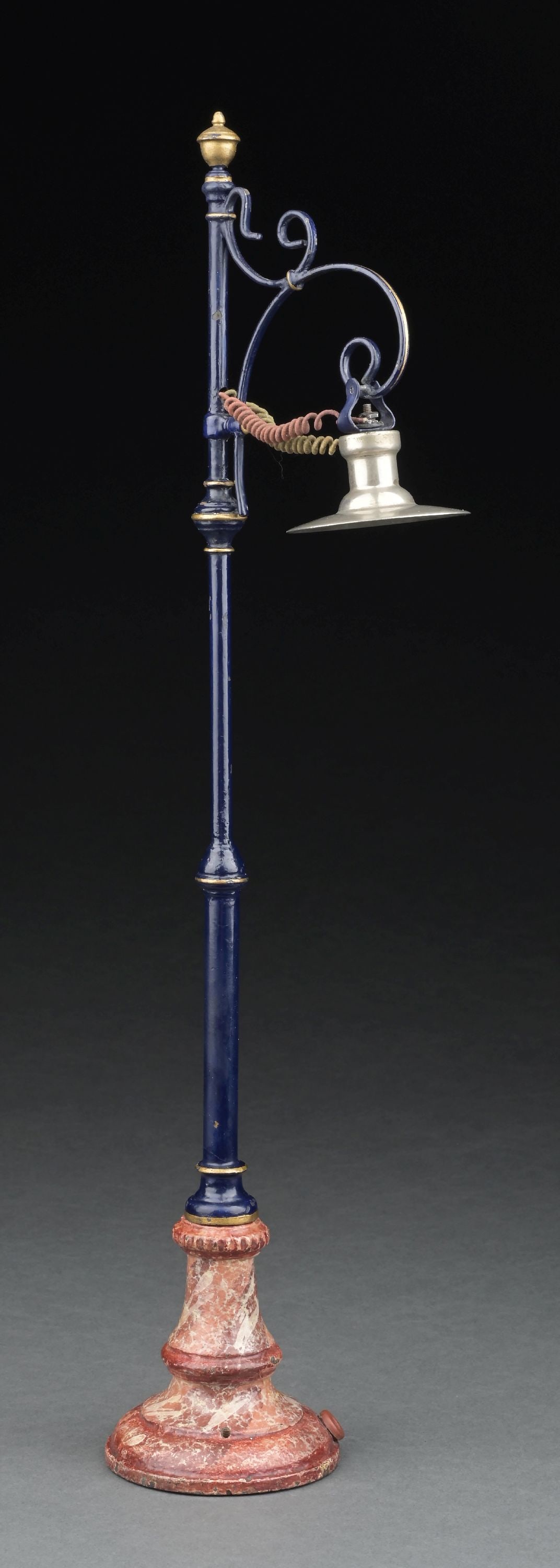 MARKLIN CAT. REF. 3552/1 HAND-PAINTED STREET LAMP: CONDITION: Original simulated painted marble base, the rest of the lamp is restored. Dimensions: 3-1/2" x 3-1/2" x 18-1/2".