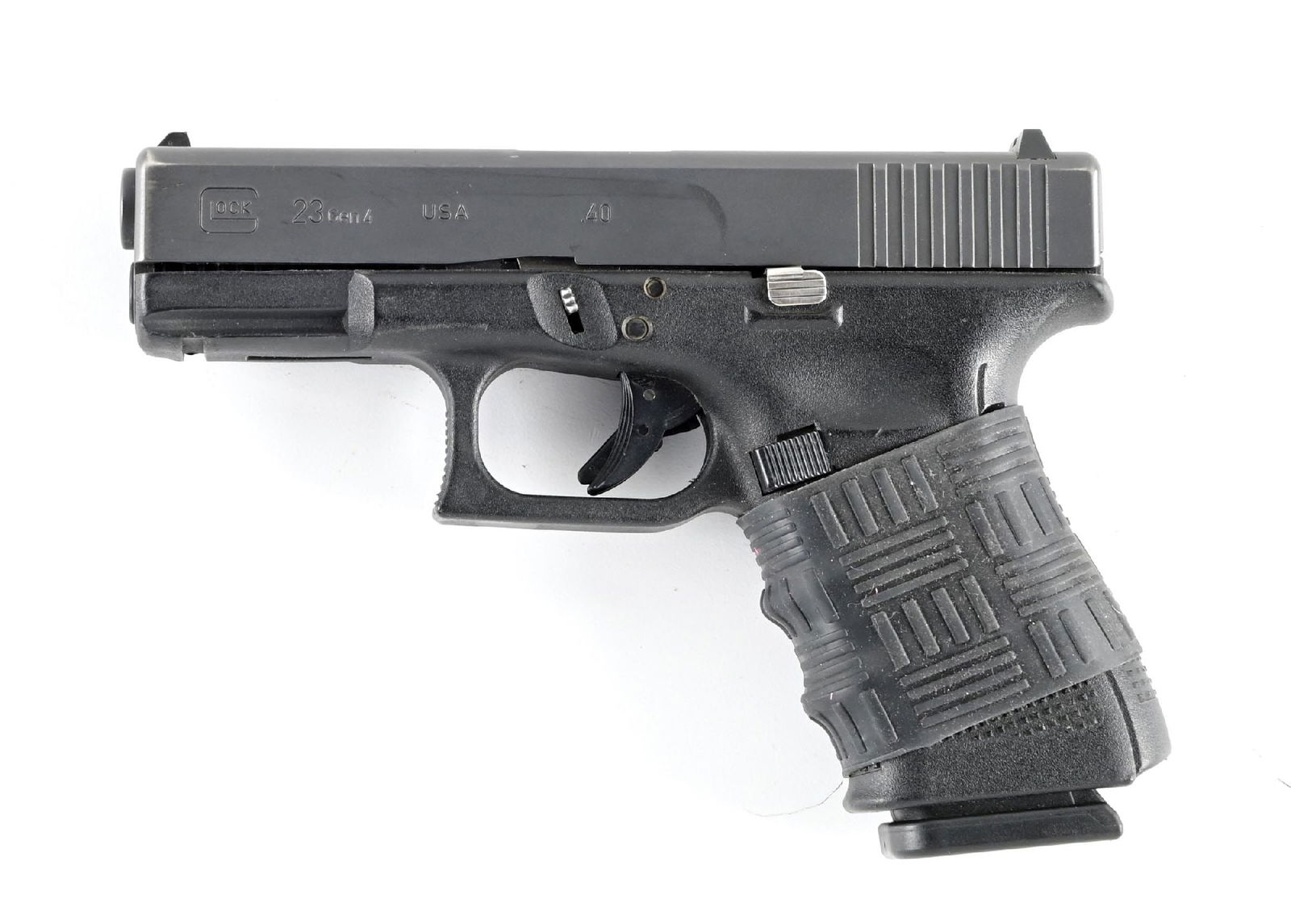 (M) GLOCK 23 .40 S&W SEMI-AUTOMATIC PISTOL.: Classic configuration of Glocks compact .40 S&W offering with an added slip on finger grip sleeve. Glock plastic U-bucket sights. Matching serial numbers on barrel, slide, and frame. CONDITION: Very g