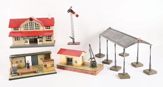LOT OF 5: ASSORTMENT OF EUROPEANN-STYLE BUILDINGS