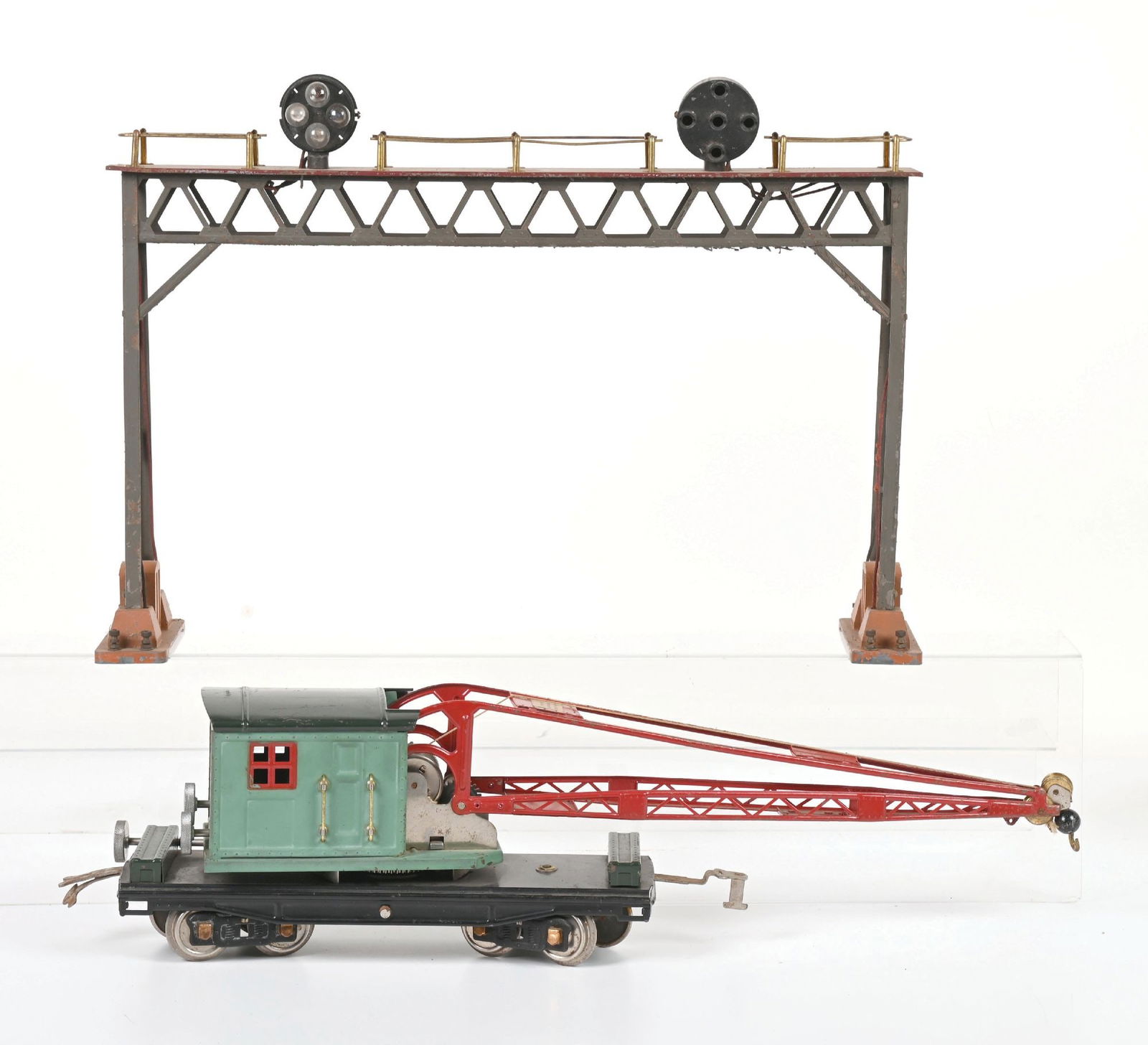 LOT OF 2: LIONEL NO. 440 SIGNAL BRIDGE & NO. 219 CRANE (1 of 2)