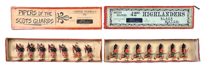 W. BRITIAN'S PIPERS OF THE SCOTS GUARDS & 42ND HIGHLANDERS BLACK WATCH SETS IN BOX