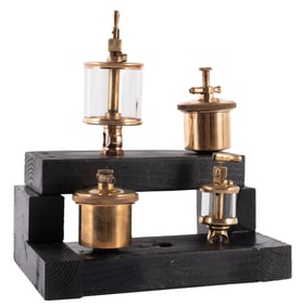 DISPLAY OF 4 STEAM ENGINE OILERS