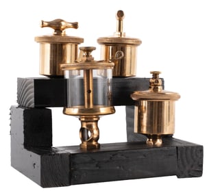 DISPLAY OF 4 STEAM ENGINE OILERS