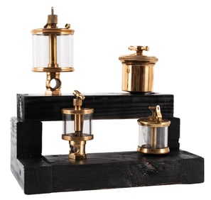 DISPLAY OF 4 STEAM ENGINE OILERS