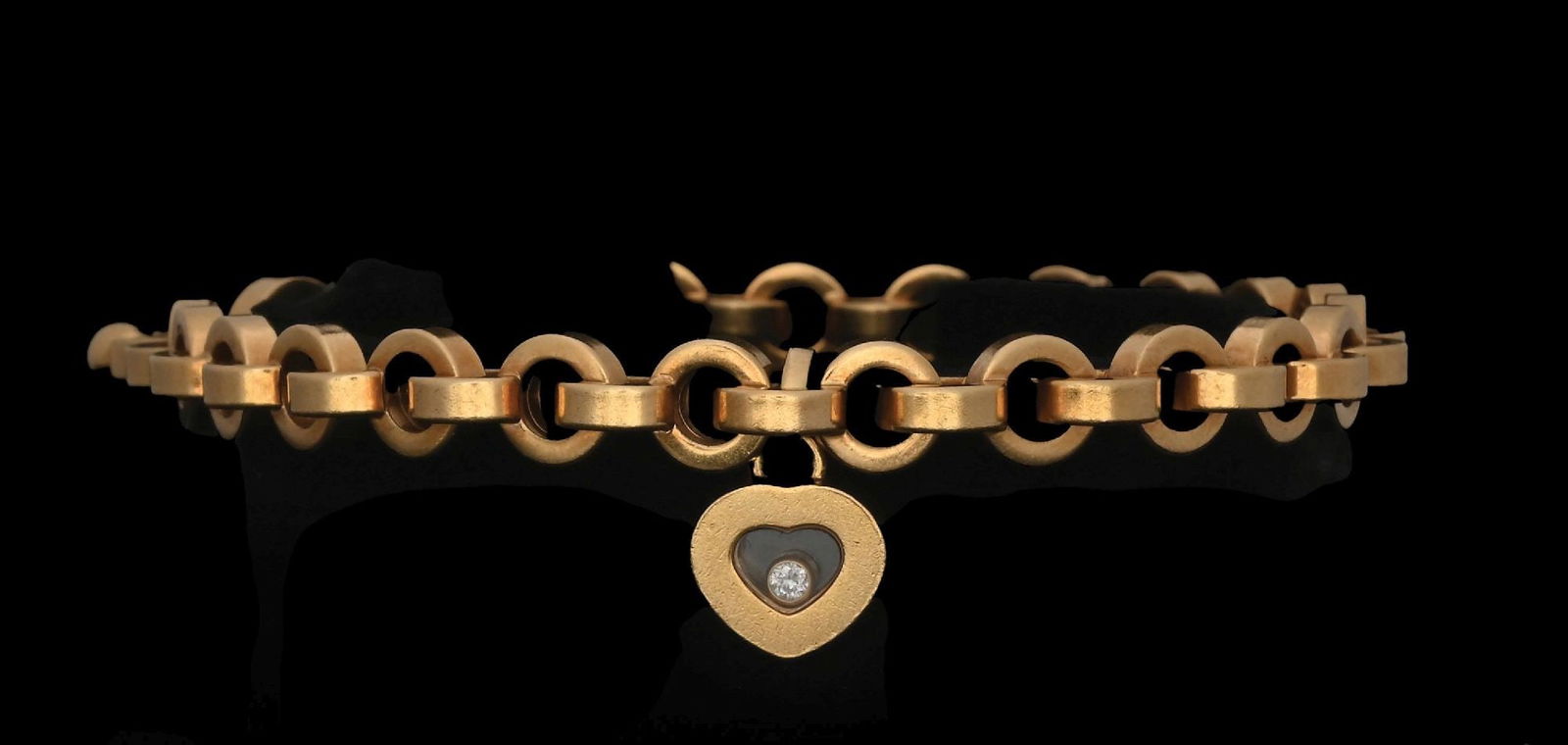 18K GOLD CHOPARD HAPPY DIAMOND HEART BRACELET: Ladies' 18k yellow gold Chopard Happy Diamonds Love Heart charm on heavy round link rollo chain bracelet. Heart measures 7/16" across. Overall length measures 8" in length and 7mm wide (links). Gross