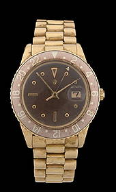 18K GOLD ROLEX OYSTER PERPETUAL GMT MASTER W/ BOX: Gents' 18k yellow gold vintage Rolex Oyster Perpetual 40mm GMT Master wrist watch with box. Bracelet with a total of 19 links. Reference 1675. Watch and bracelet show considerable signs of wear. Brown