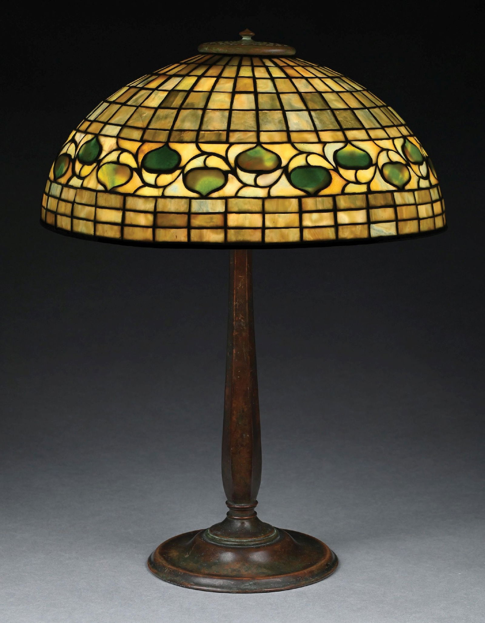 TIFFANY STUDIOS ACORN LEADED GLASS TABLE LAMP (1 of 12)