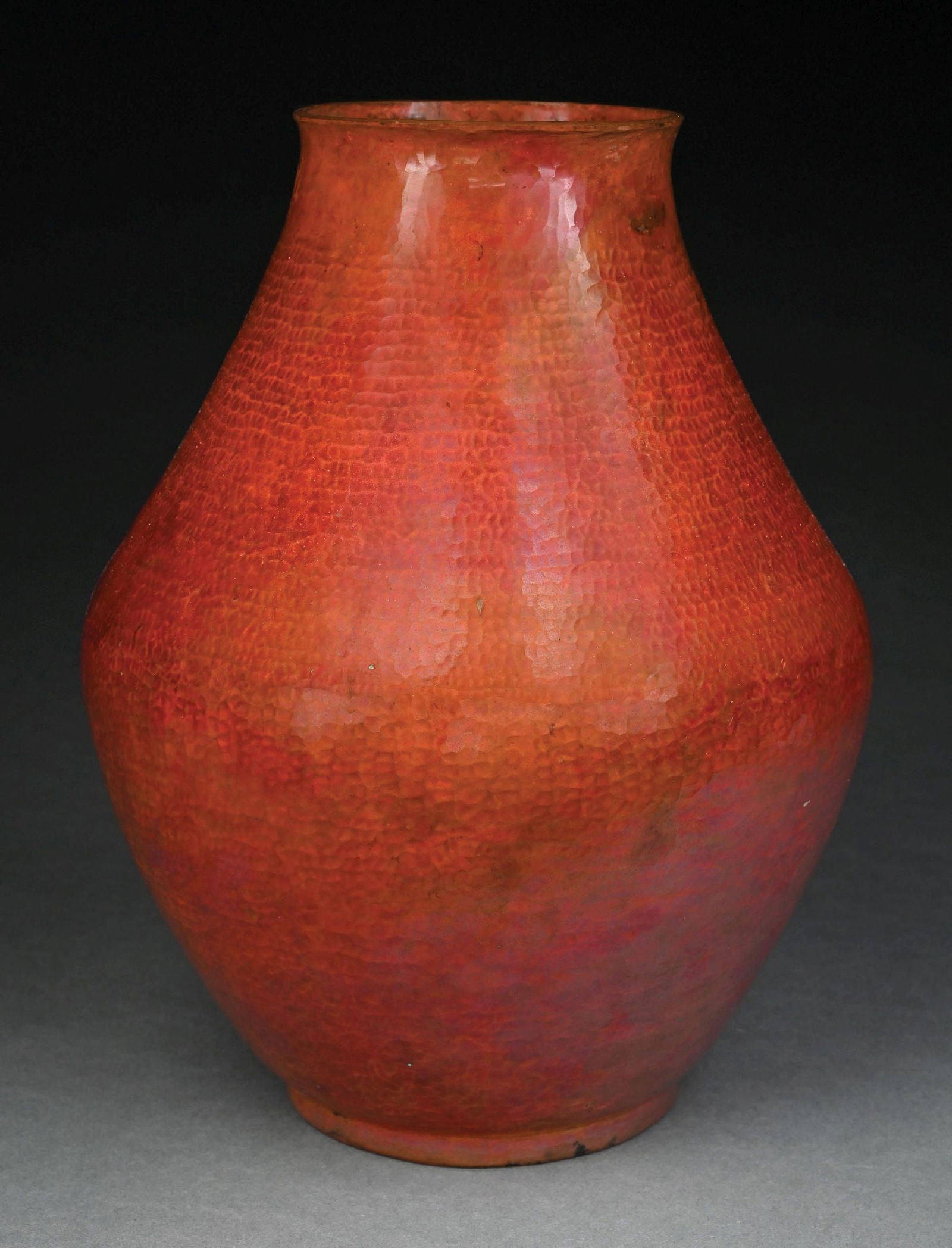 LARGE RED HAMMERED COPPER VASE: A beautiful large red copper vase. The wide-bodied vase has a hammered texture finish in a burnt red color. No marking present. It is free of cracks or dents. Condition: (Excellent). Dimensions: 8" Di