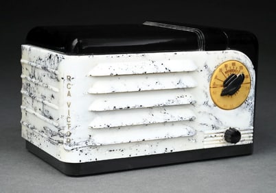 RCA 9-SX BLACK BAKELITE AND SALT & PEPPER BEETLE PLASTIC