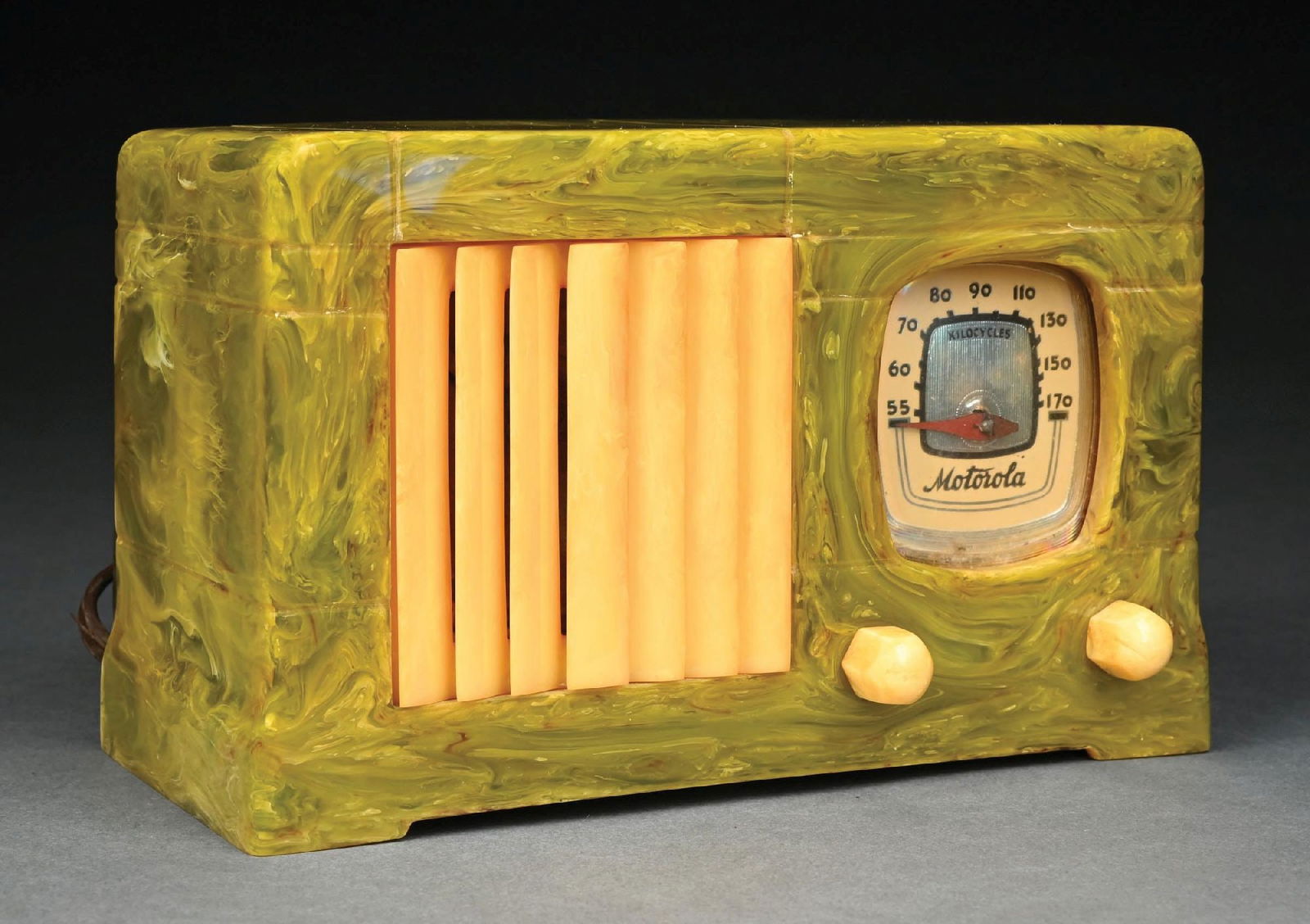 MOTOROLA 52 VERTICAL GRILL CATALIN RADIO IN SWIRLED GREEN AND LIGHT YELLOW (1 of 6)