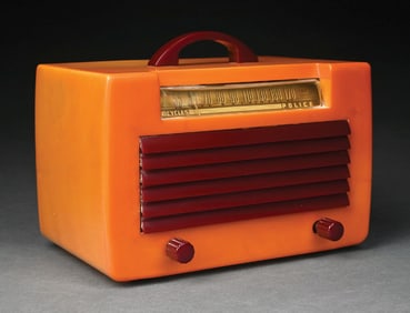 GENERAL ELECTRIC L-570 CATALIN RADIO IN BUTTERSCOTCH WITH MAROON