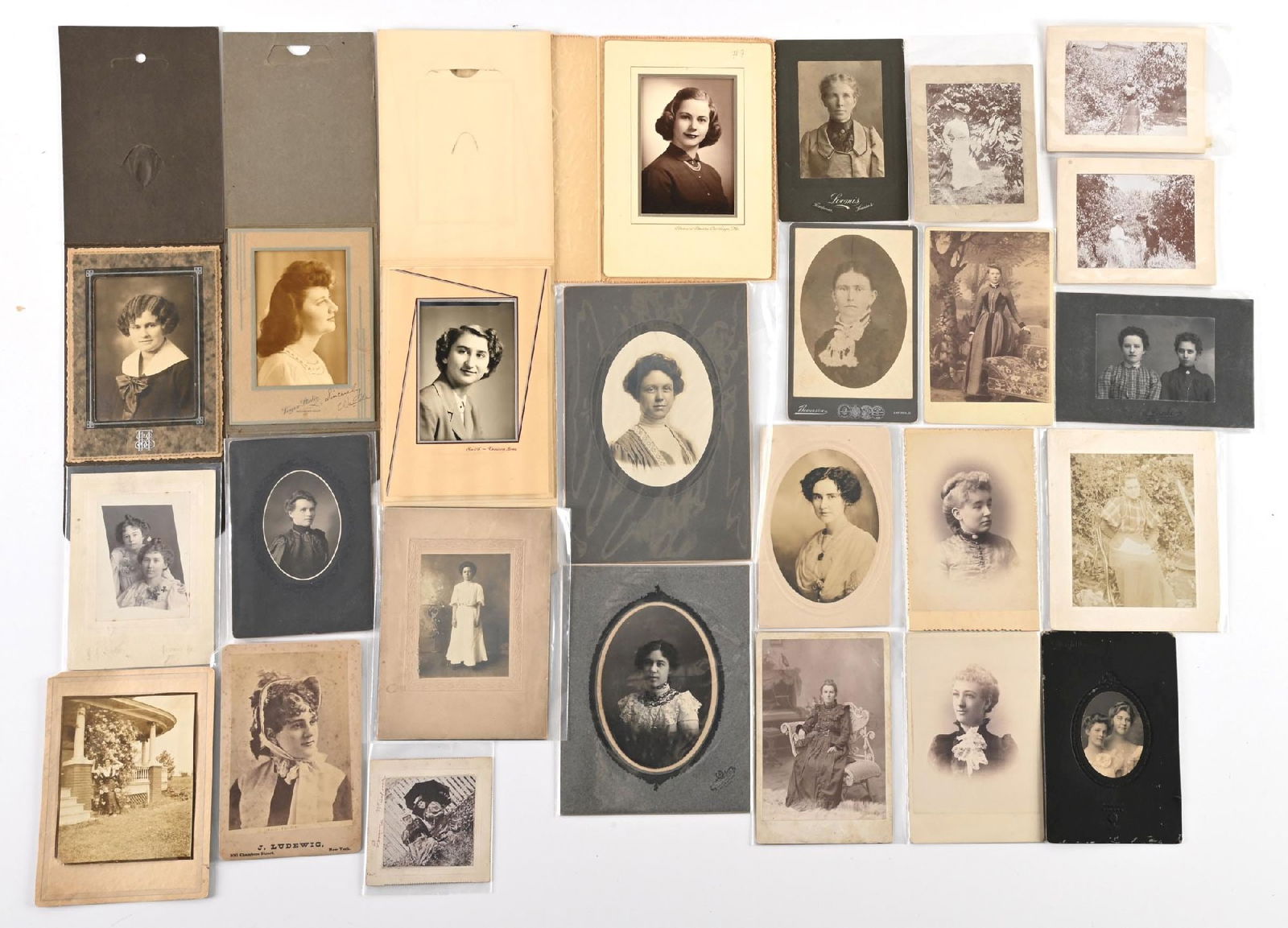 LARGE LOT OF: VARIOUS VINTAGE WOMEN PORTRAITS PHOTOS (1 of 2)