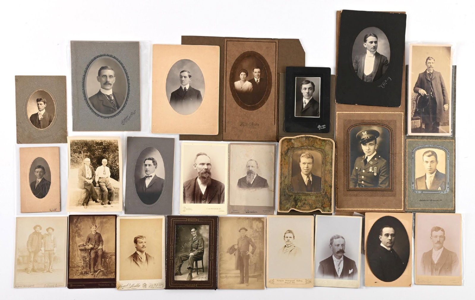 LARGE LOT OF: VARIOUS VINTAGE MEN PORTRAITS PHOTOS: LARGE LOT OF: VARIOUS VINTAGE MEN PORTRAITS PHOTOS Condition: (Excellent) Dimensions: Largest: 9 - 1/4" x 6 - 1/4".