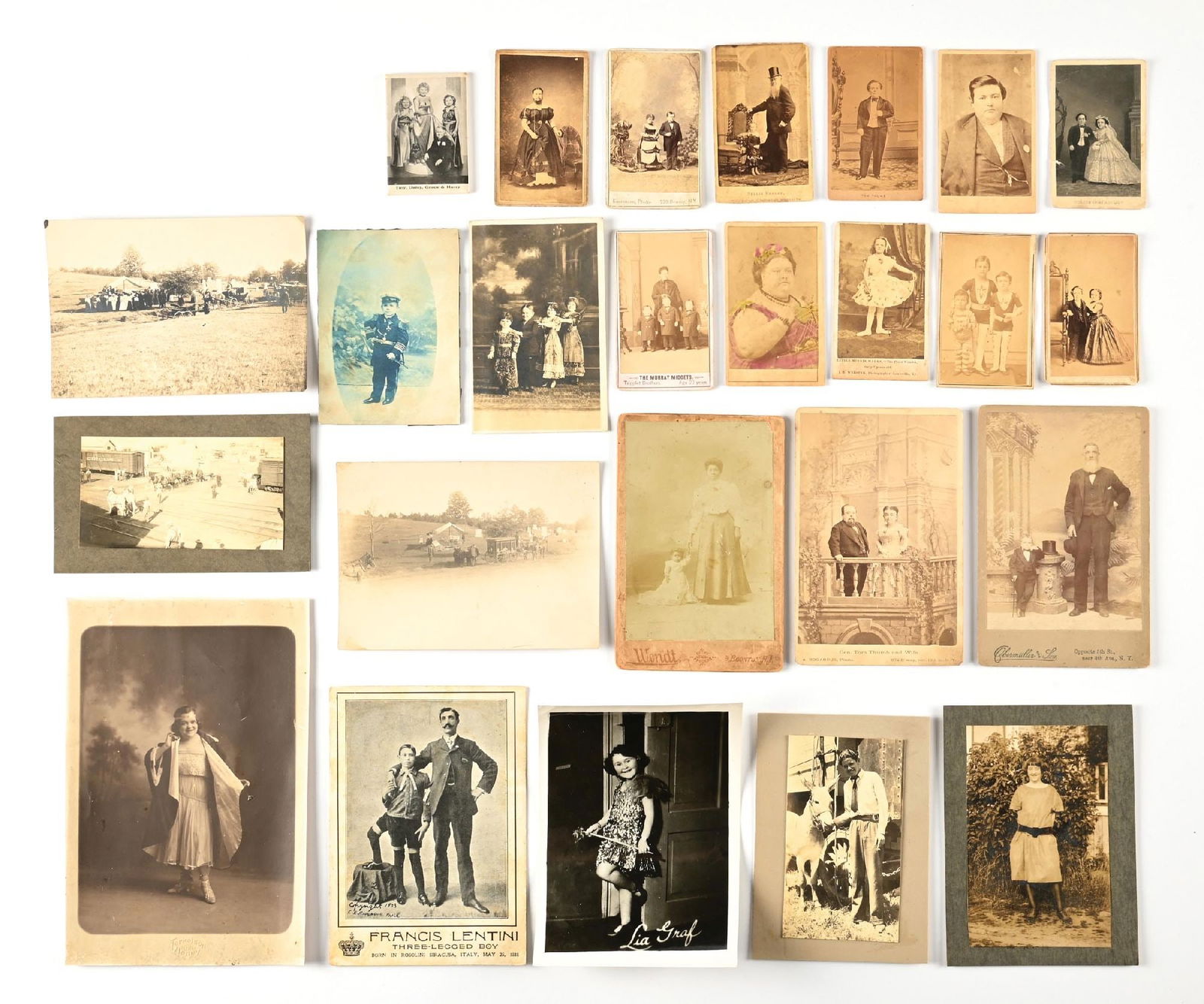 LARGE LOT OF: VARIOUS VINTAGE BLACK AND WHITE PHOTOGRAPHS (1 of 2)