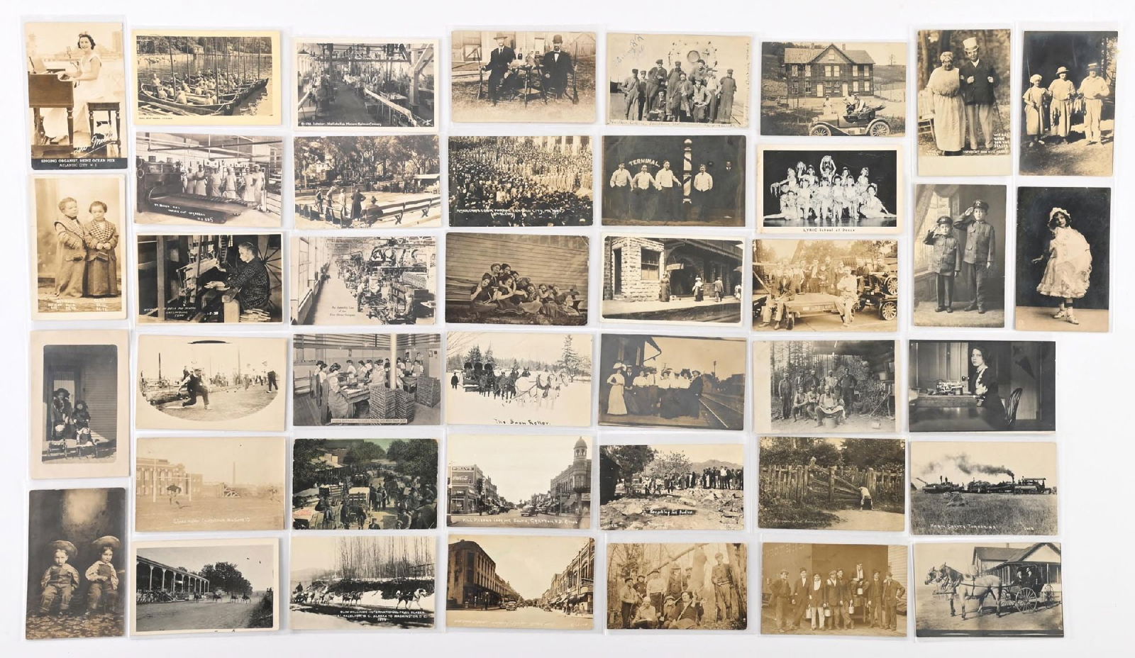 LARGE LOT OF: VINTAGE BLACK AND WHITE MISCELLANEOUS POSTCARDS: LARGE LOT OF: VINTAGE BLACK AND WHITE MISCELLANEOUS POSTCARDS Condition: (Excellent) Dimensions: Each: 5 - 1/2" x 3 - 1/2".