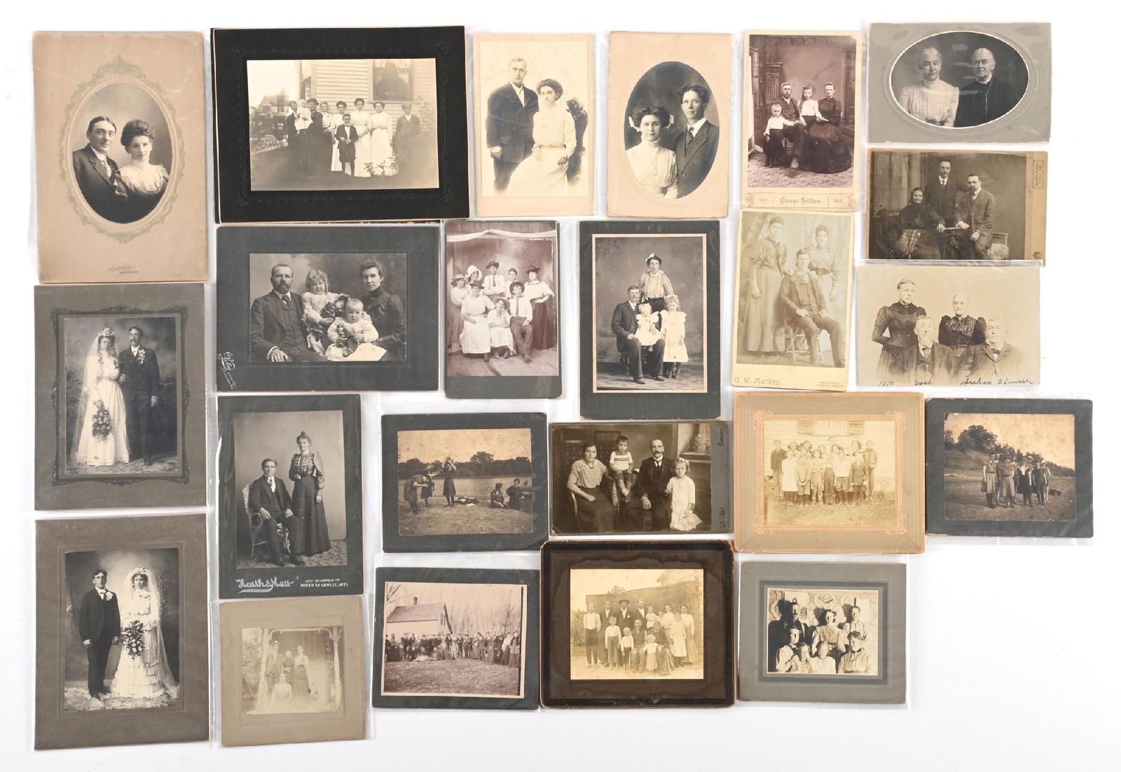 LARGE LOT OF: VINTAGE BLACK & WHITE FAMILY PHOTOS (1 of 2)