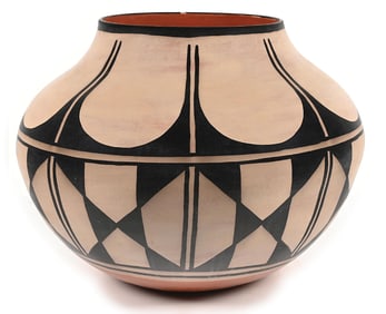 SANTO DOMINGO (KEWA) POTTERY OLLA