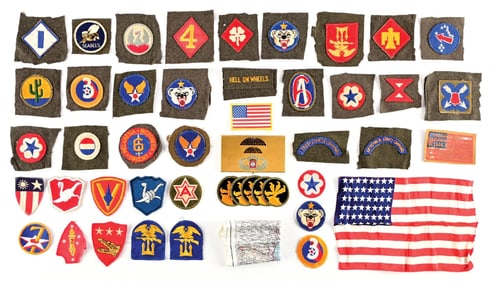LOT OF US WWII-POST WWII PATCHES AND INSIGNIA.