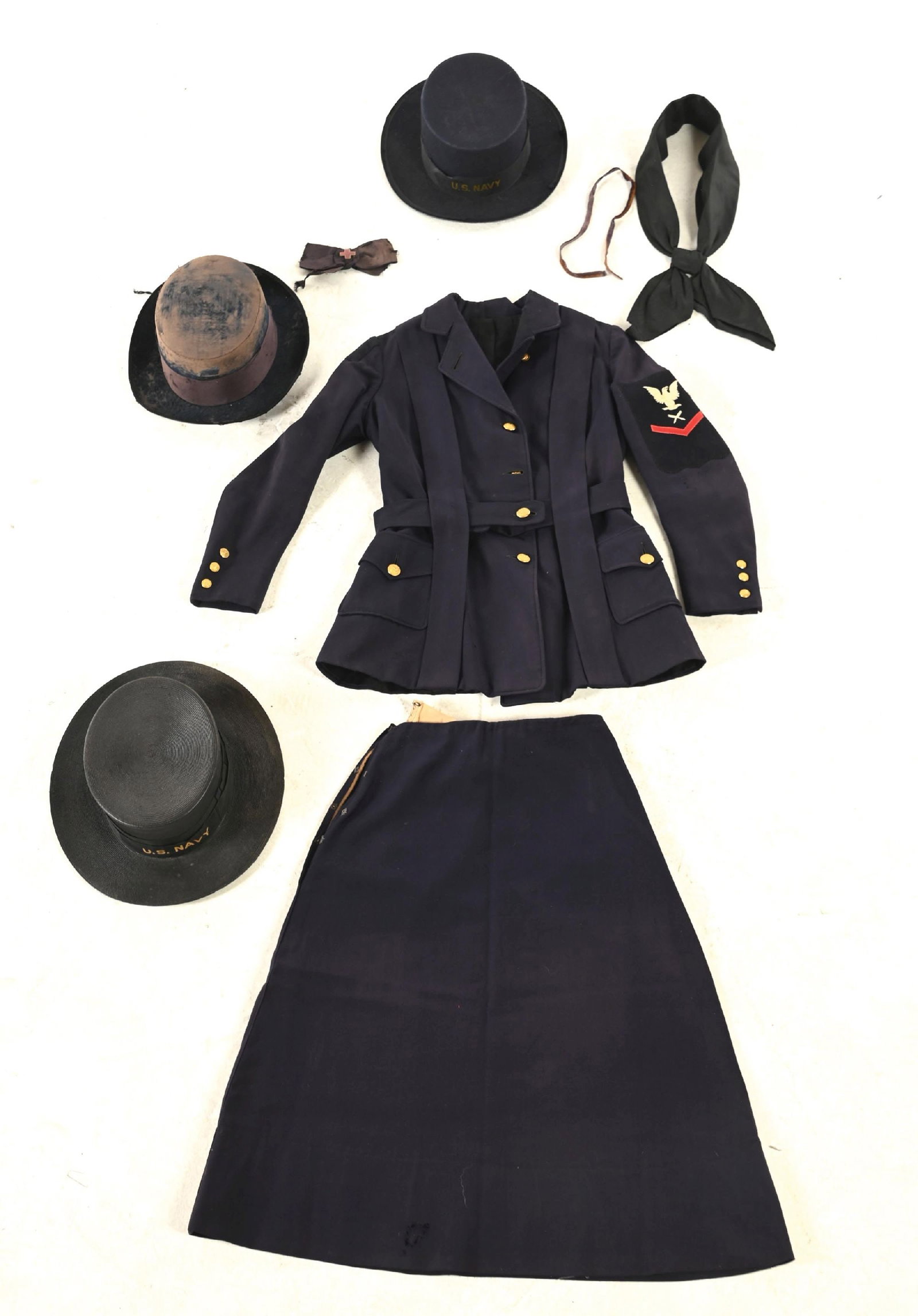 RARE WWI US NAVY USNRF YEOMAN UNIFORM.: The first large scale employment of women as Naval personnel took place to meet the severe clerical shortages during World War I. These women were known as Yeomen (F), or "Yeomanettes" and primarily s