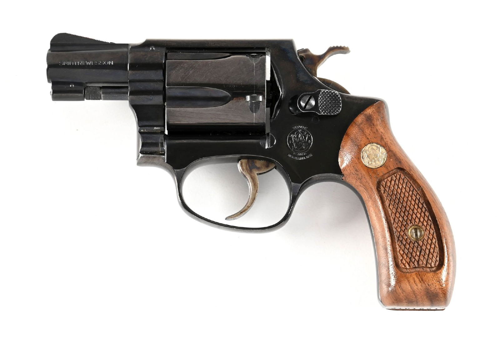 (C) SMITH & WESSON MODEL 36 DOUBLE ACTION REVOLVER WITH BOX.: This Chiefs Special dates from 1971-1972. Built on the round butt 3-screw J-frame with pinned barrel, blue finish, case color hammer and trigger, and checkered walnut grips with silver medallions. The