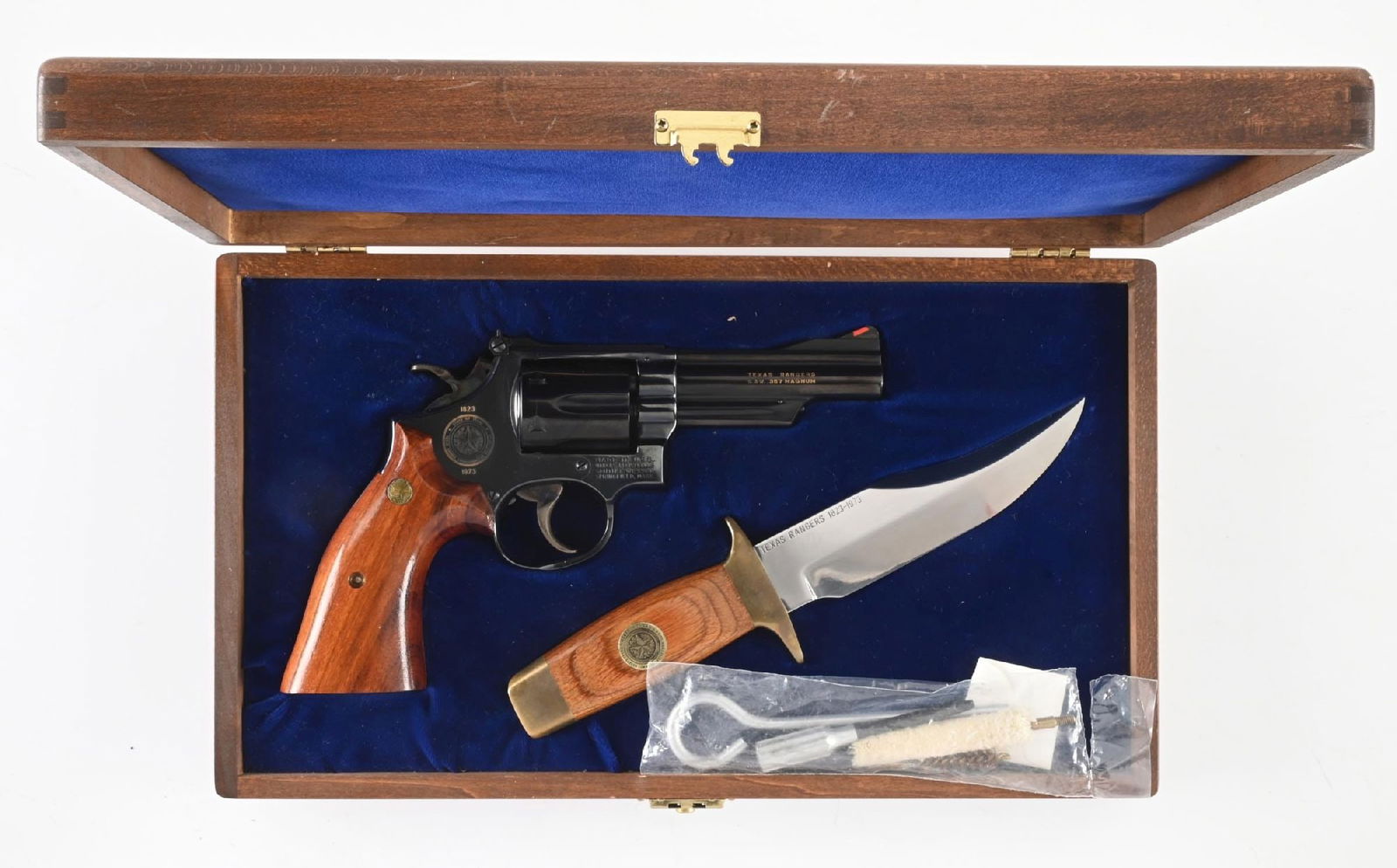 (C) SMITH & WESSON MODEL 19-3 TEXAS COMMEMORATIVE DOUBLE ACTION REVOLVER: 8000 sets produced in 1973 to honor 150 years of the Texas Rangers , each fitted in a wood display case with special S&W bowie knife. High polish blue finish, red insert front sight, adjustable rear s
