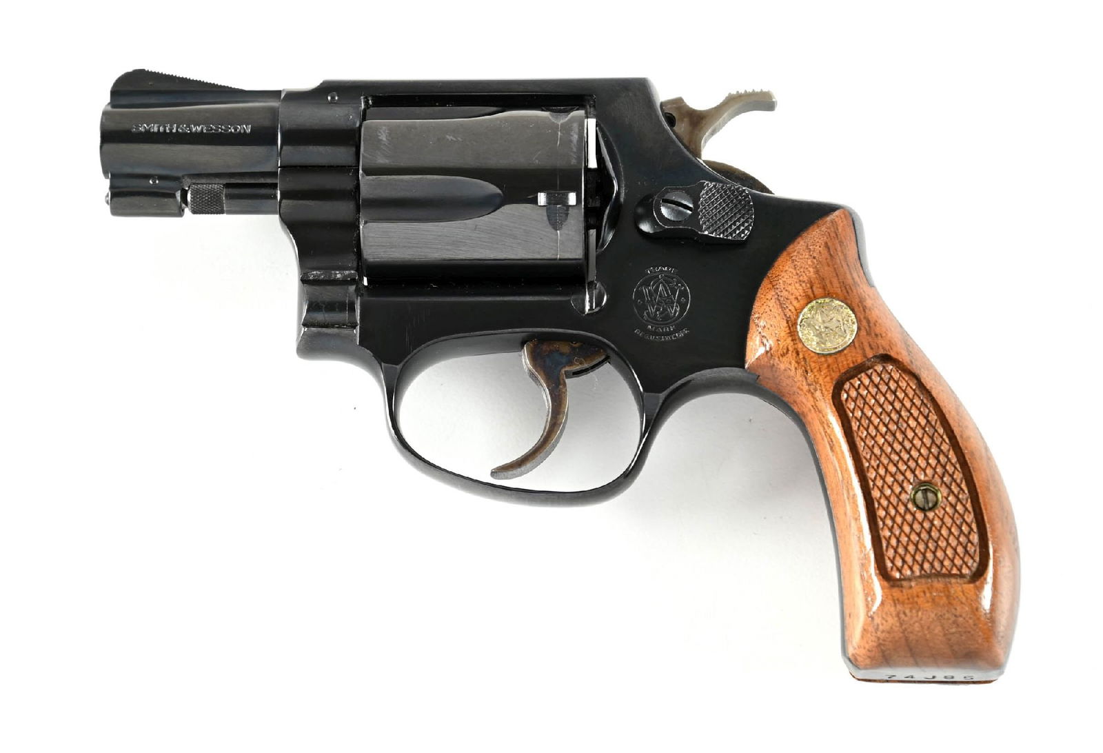 (C) SMITH & WESSON CHIEFS SPECIAL MODEL 36 DOUBLE ACTION REVOLVER WITH BOX: Circa 1970, built on the round butt 3-screw J-frame with pinned barrel, blue finish, case colored hammer and trigger, and checkered walnut grips with silver medallions. Comes in matching number box wi