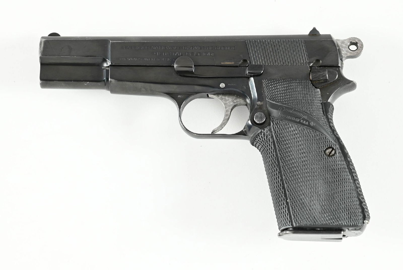 (C) CUSTOMIZED BROWNING HI-POWER 9MM SEMI-AUTOMATIC PISTOL.: Built with a World War II frame, featuring a modern blued finish with matted top of slide. Barrel chamber, hammer and trigger have a jeweled finish. Grips are Pachmayr rubbers. CONDITION: Very good, m