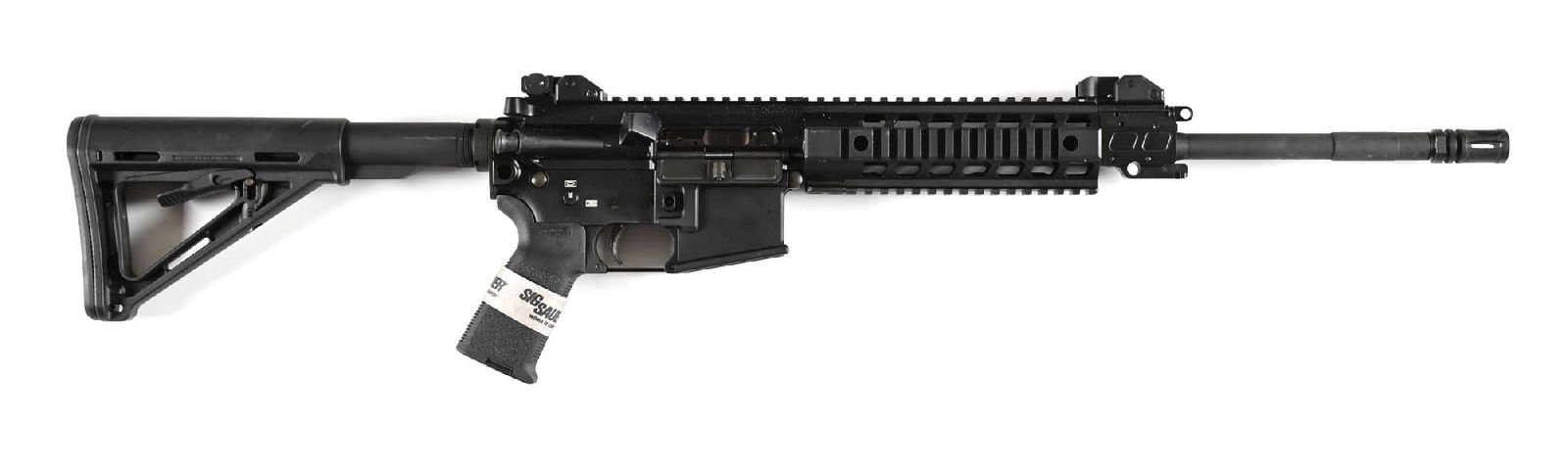 (M) SIG 516 5.56X45MM NATO SEMI-AUTOMATIC RIFLE.: Piston driven AR15 pattern rifle, Sig Sauer branded quad rail forend, flip up front and rear sights, keyhole forgings upper receiver with a Sig Sauer branded lower, MAGPUL MOE pistol grip, and a MagPu
