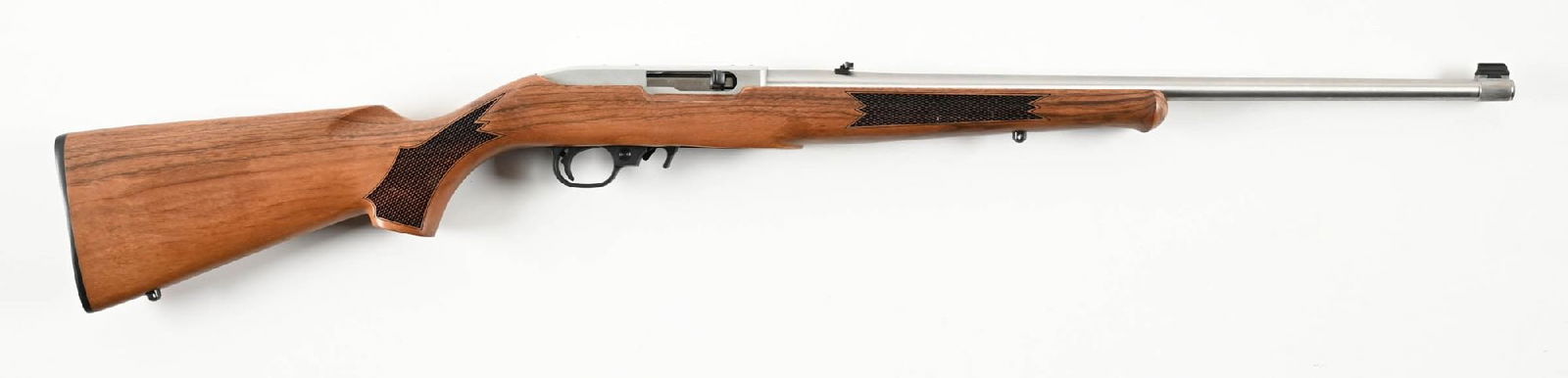 (M) STAINLESS RUGER 10/22 SEMI AUTOMATIC RIFLE WITH BOX: Stainless construction with standard sights, checkered walnut stock, Schnabel forend tip, and cheekpiece. No magazine present. Housed in its matching factory box. CONDITION: Excellent, as new. Accesso