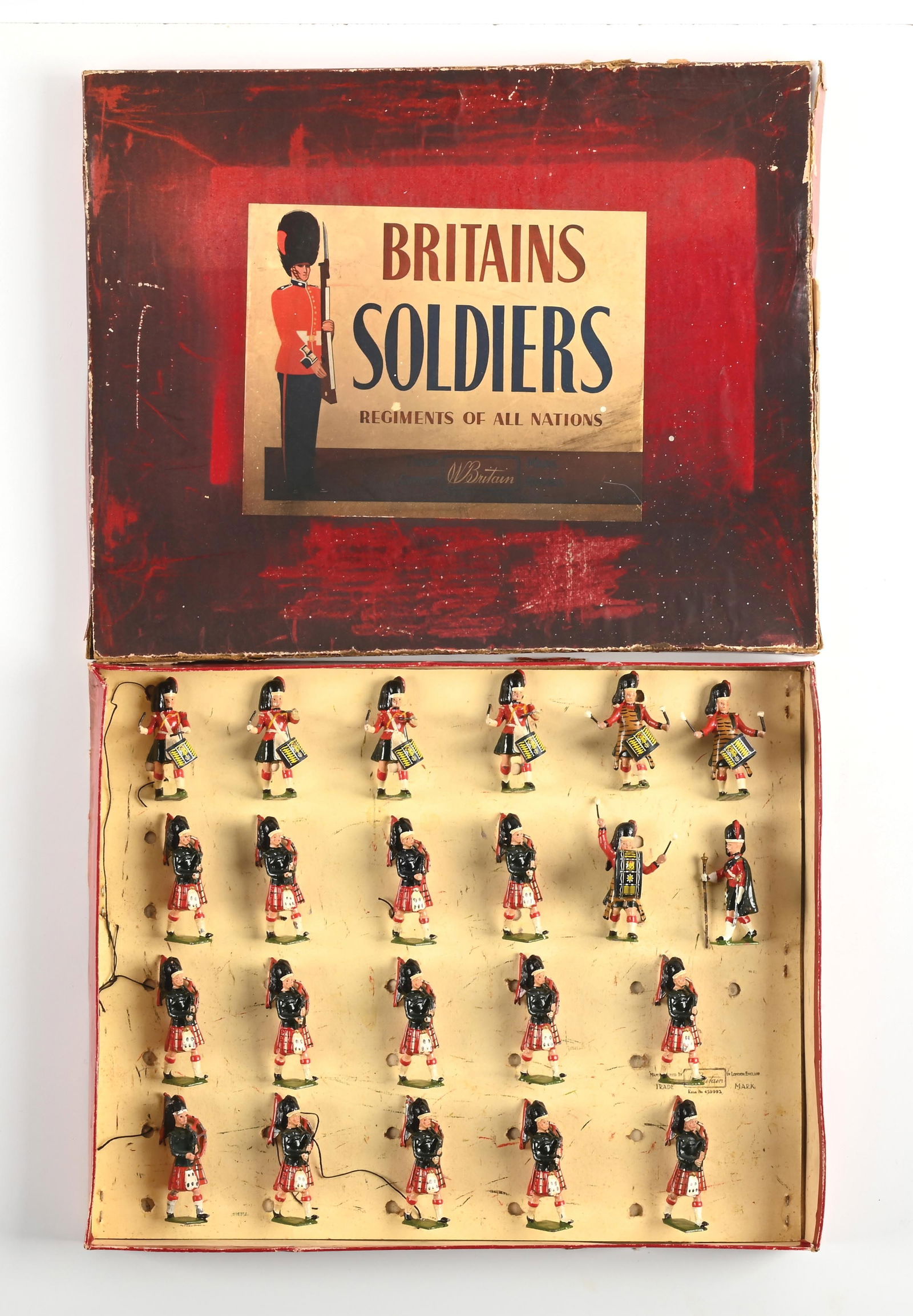 W. BRITAINS HIGHLAND PIPERS, BLACK WATCH BAND NO. 9435 IN BOX (1 of 2)