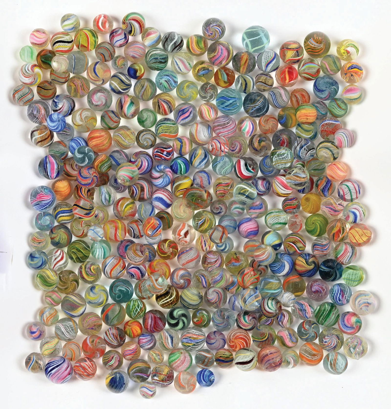 LOT OF APPROXIMATELY 271: MULTICOLOR SWIRLS & ONIONSKIN MARBLES: Approximately 15/32" - 3/4" diam. Condition: (8.2 - 9.5). Dimensions: