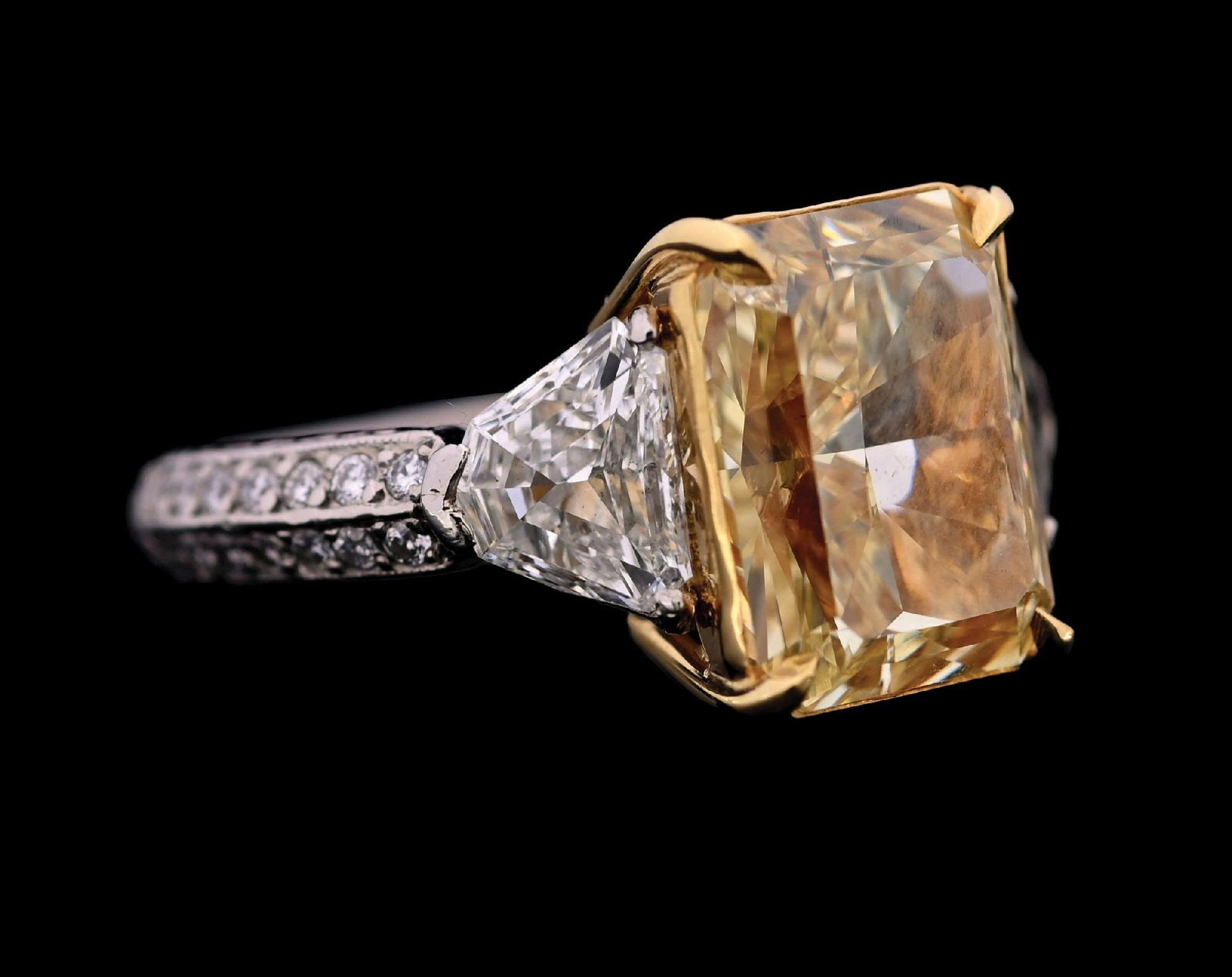 PLATINUM & 18K GOLD 7CT DIAMOND RING W/GIA REPORT: Ladies' platinum and 18k gold yellow diamond (7.00ct, Y/Z, VS2) and white diamond (1.87ctw) ring accompanied by an original GIA natural diamond grading report (See additional website images of report 