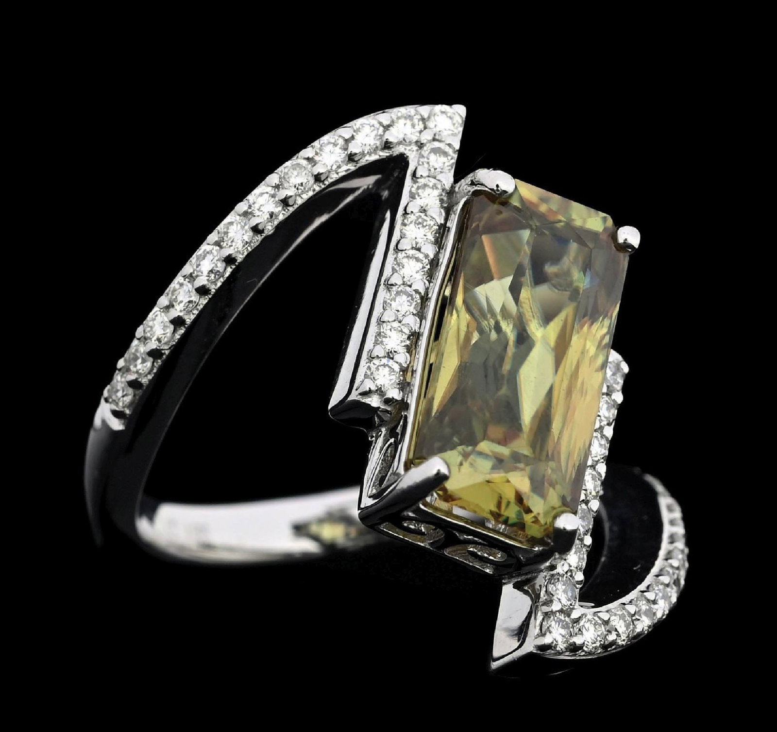 PLATINUM TITANITE & DIAMOND RING W/GIA REPORT: Ladies' platinum sphene/titanite (4.69ct) and diamond (0.42ctw) ring accompanied by an original GIA identification report and a AIGL appraisal report with an ERRV of $16,458.00 (See additional website