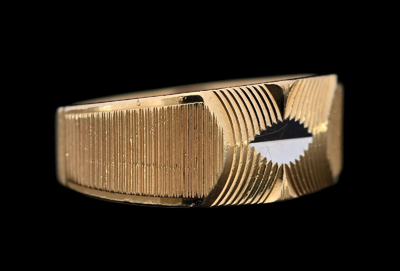 14K GOLD DIAMOND-CUT WEDDING BAND: 14k yellow gold diamond-cut wedding band. Width at top is 8mm. Ring size 7. Gross weight is 4.0 grams. Marked "14KP". Condition: (Very Good-Excellent). Dimensions: