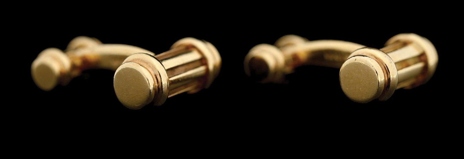 18K GOLD VINTAGE TIFFANY & CO ATLAS COLUMN CUFFLINKS: Pair of 18k yellow gold vintage Tiffany & Co. Atlas Column cufflinks. Width measures 17mm across longer column/bar. Marked "Tiffany & Co. 750, (c) 1995". Gross weight is 16.0 grams. Condition: (Very