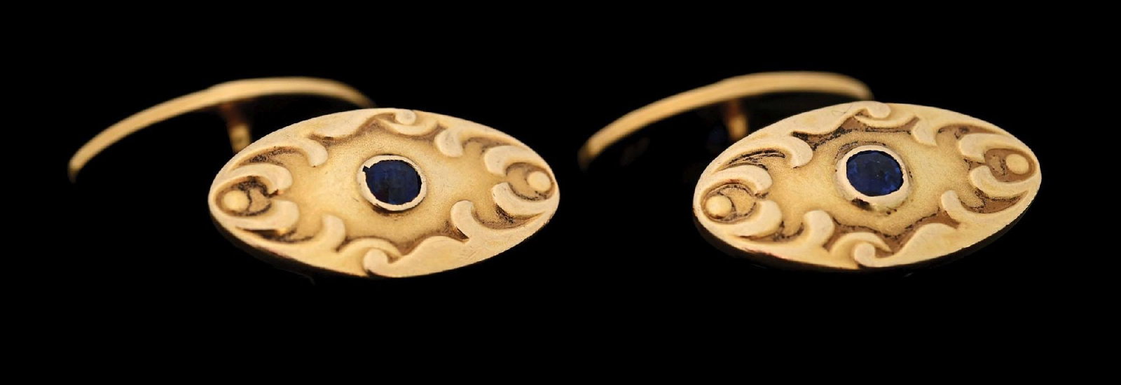 18K GOLD VINTAGE TIFFANY & CO SAPPHIRE CUFFLINKS: Wonderful pair of 18k yellow gold antique Tiffany & Co. cufflinks with 4 bezel-set blue sapphires. Width measures 7/8" across. Marked "Tiffany & Co.". Some small flea bite abrasions to gems. Gross