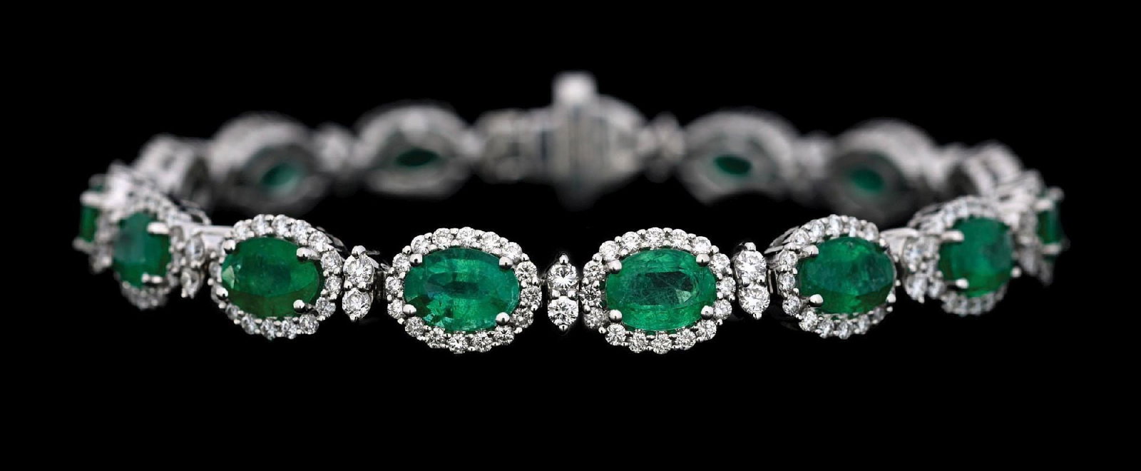 18K WHITE GOLD EMERALD & DIAMOND BRACELET: Ladies' stunning 18k white gold emerald and diamond bracelet consisting of 15 oval cut emeralds with a total weight of 12.50cts and 270 round cut natural diamonds with a total weight of 5.10cts. Gross