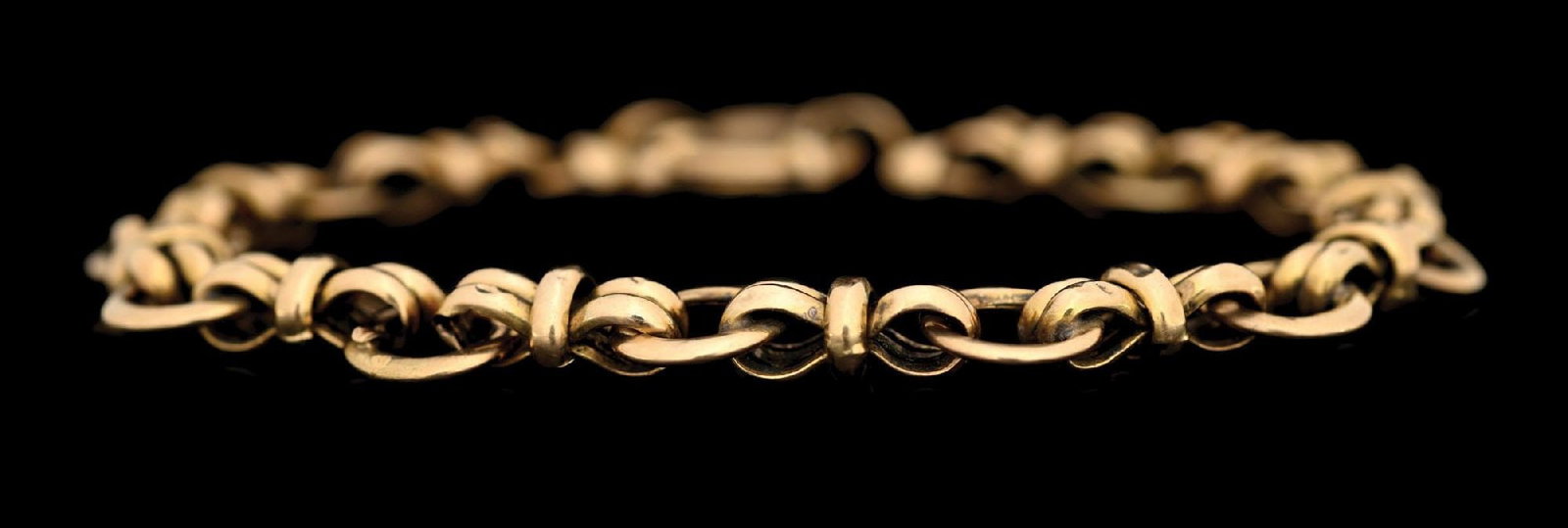 VINTAGE 14K GOLD LINK BRACELET: Ladies' vintage 14k yellow gold link bracelet. Width at clasp: 14mm. Length: 7-3/4". Gross weight: 11.3 grams. Marked: 14Kt, Italy. Condition: (Very Good). Dimensions: