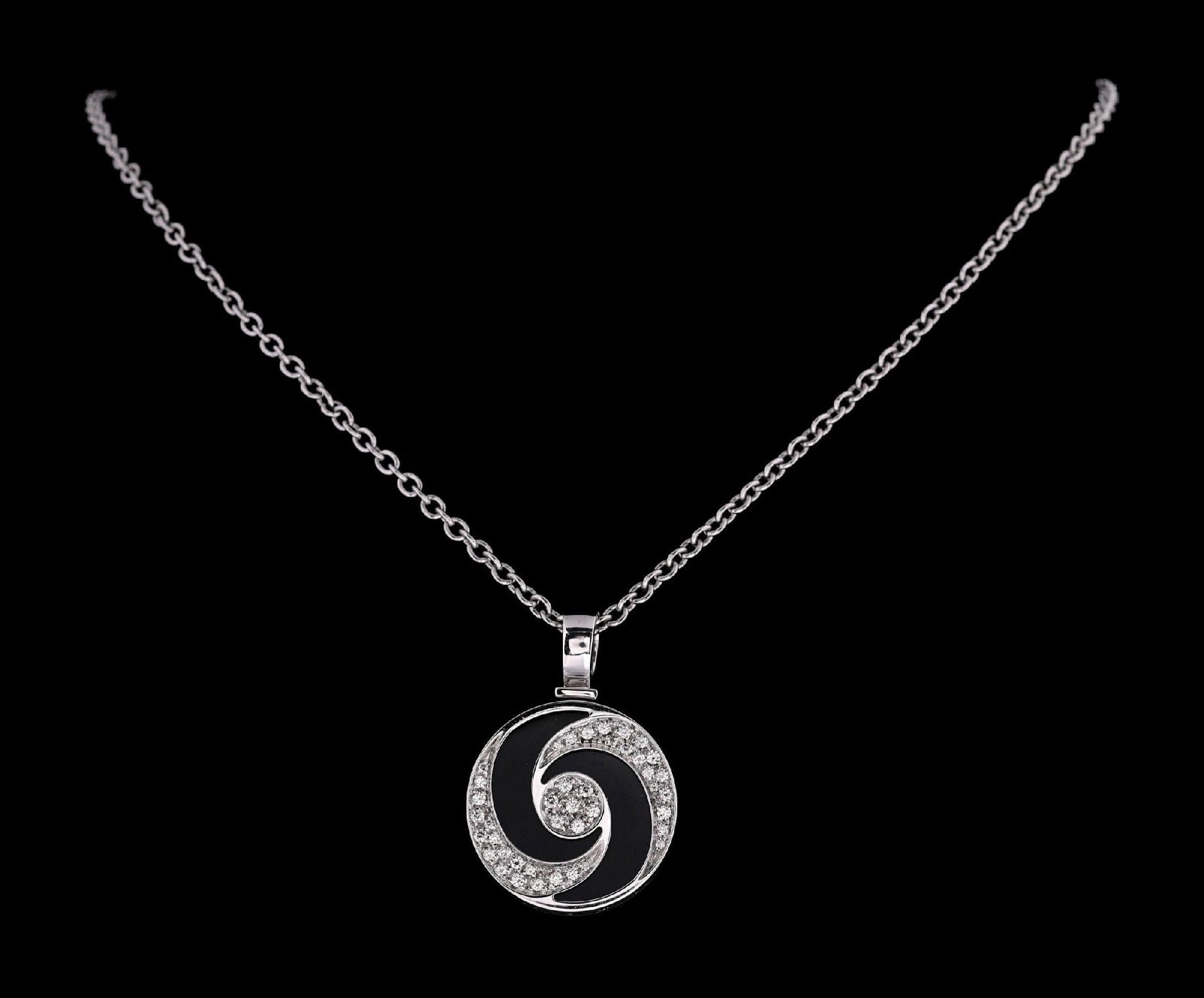 BULGARI 18K WHITE GOLD DIAMOND & ONYX OPTICAL SPINNING NECKLACE: Ladies' 18k white gold Bulgari optical spinning diamond and black onyx pendant and chain consisting of 41 round brilliant cut natural diamonds with a total weight of 1.00cts, graded F/G, VS. Gross wei