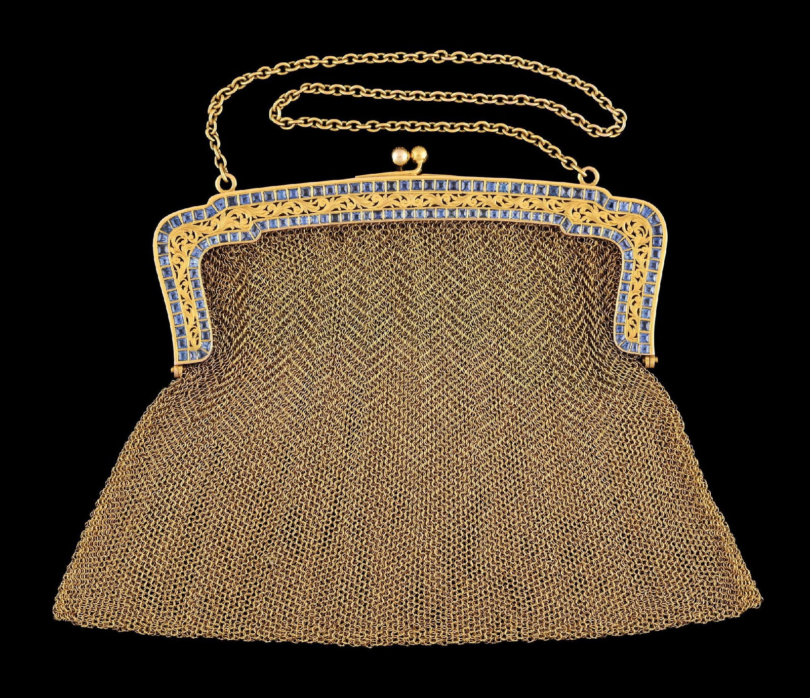 LADIES' ANTIQUE 14K GOLD & BLUE SAPPHIRE PURSE: Stunning ladies' antique 14k yellow gold chainmail mesh purse with beautifully hand engraved and pierced mountings set with faceted cornflower blue sapphires. Measures 5" across at widest point, and 1