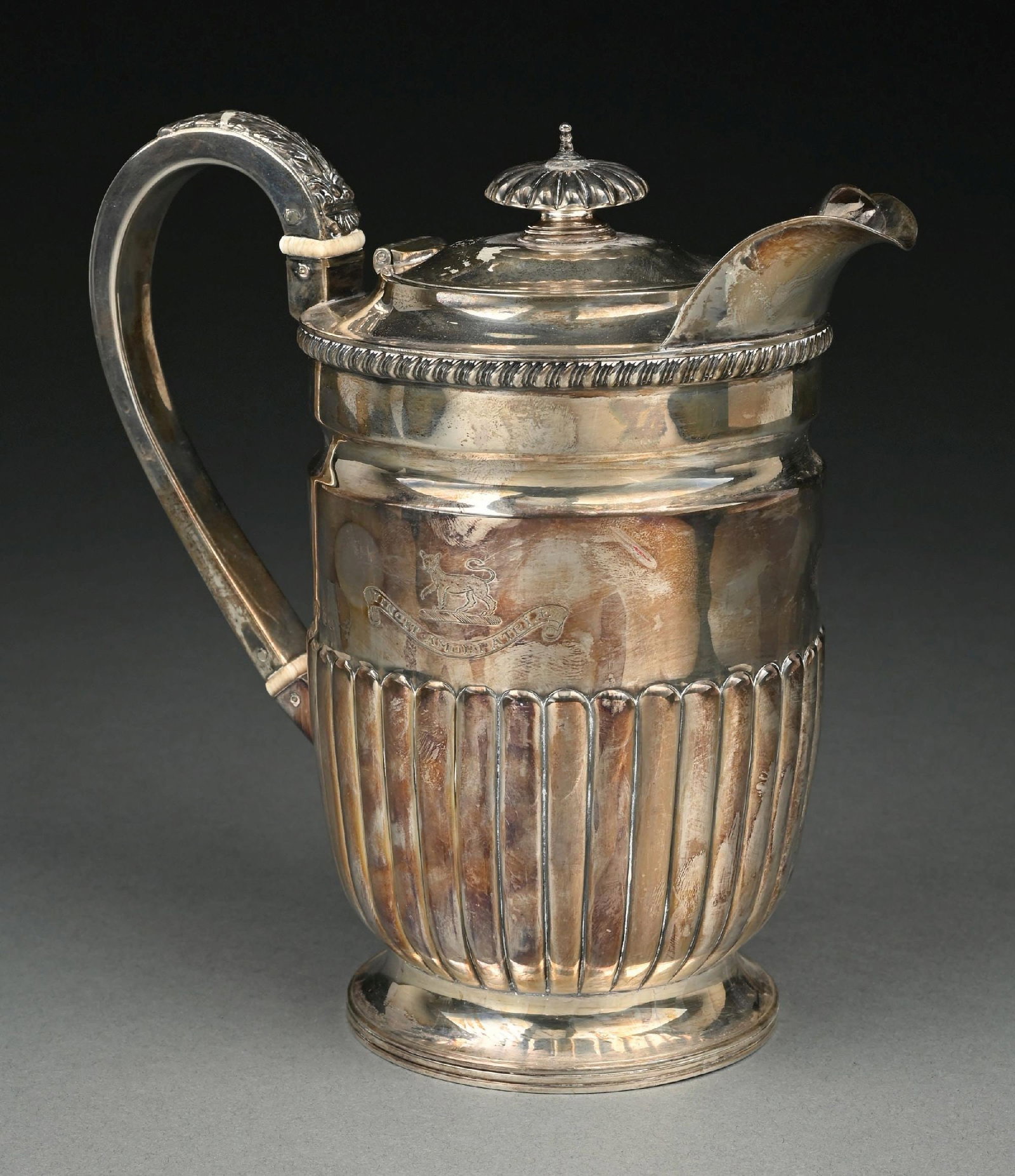 AN ENGLISH SILVER COFFEE JUG: Full English hallmarks, sterling silver. Some spotting and tarnish. Gross weight: 29.1 ozt Condition: (Very Good - Excellent). Dimensions: