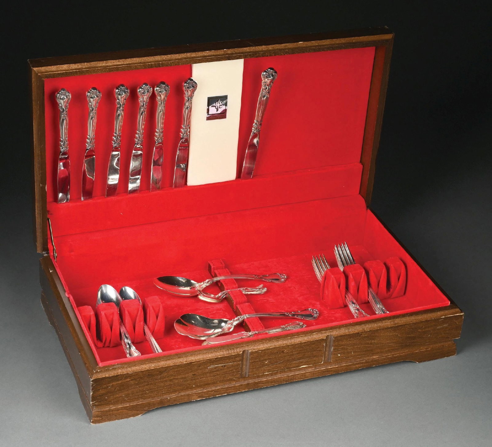 GORHAM-CHANTILLY STERLING SILVERWARE SET: Contains 7 knives, 4 butter knives, 1 dinner fork, 8 luncheon forks, 6 ice tea spoons, 7 teaspoons, 3 demitasse spoons, 1 serving spoon, 1 large serving spoon, 1 jelly server, 39 pieces. Includes wood