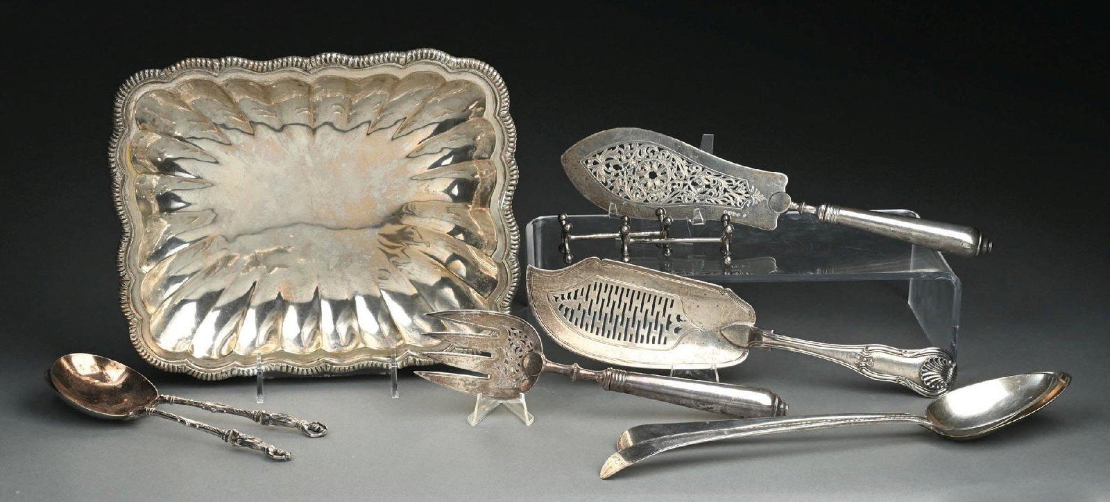 MIXED COLLECTION OF EUROPEAN SILVER: Various hallmarks, including English sterling. Tray marked witch "Eagle .833" in octagonal box from Portugal. Gross weight: 54.0 ozt Condition: (Very Good). Dimensions: