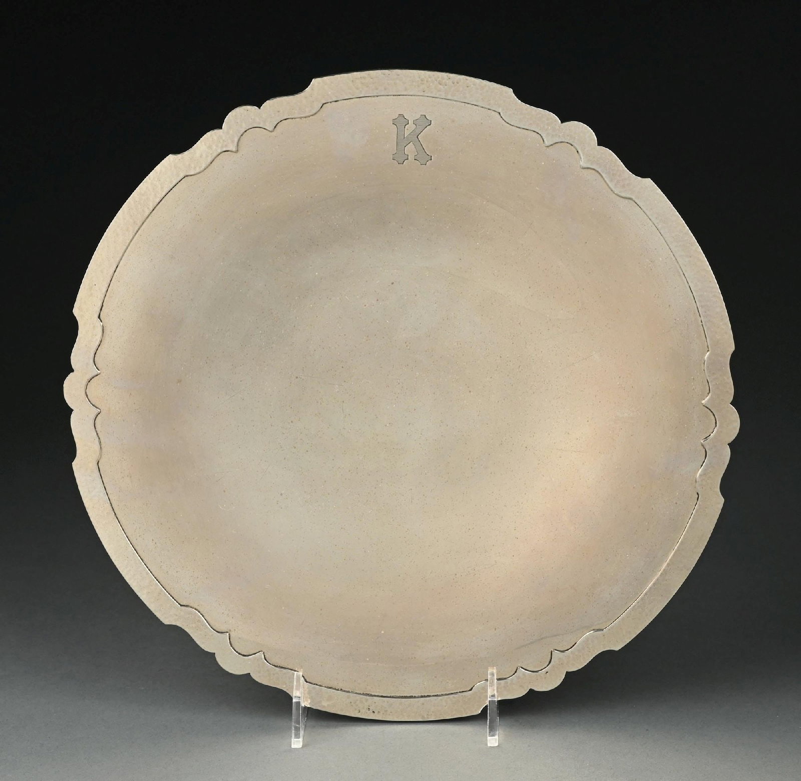 SHREVE & CO., STERLING HAMMERED EDGES ROUND FOOTED PLATE: Very superficial scratches. Gross weight: 20.7 ozt Condition: (Very Good - Excellent). Dimensions: