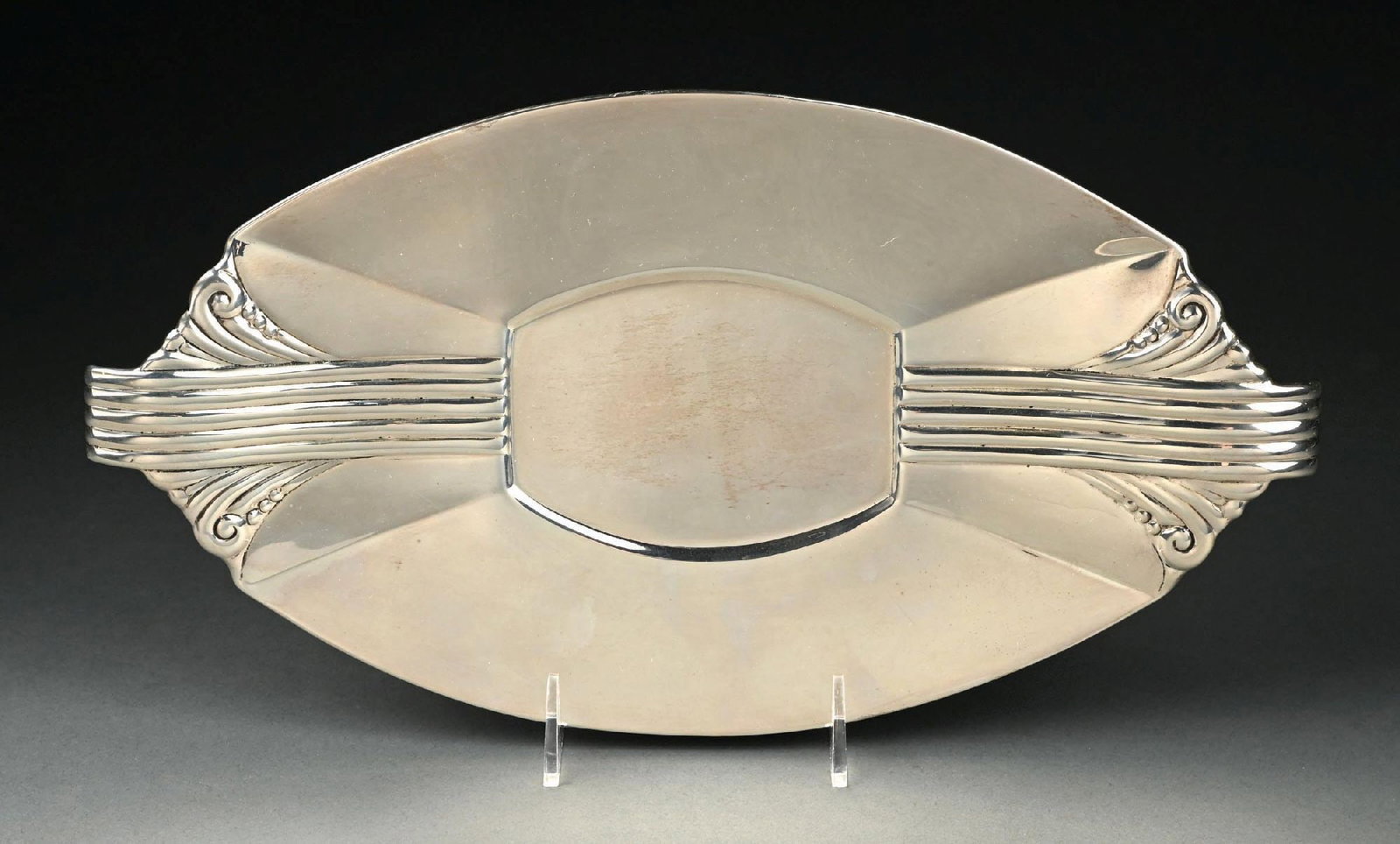 REED & BARTON ART DECO STERLING SILVER TRAY STAMPED X352: Gross weight: 21.0 Condition: (Very Good - Excellent). Dimensions: