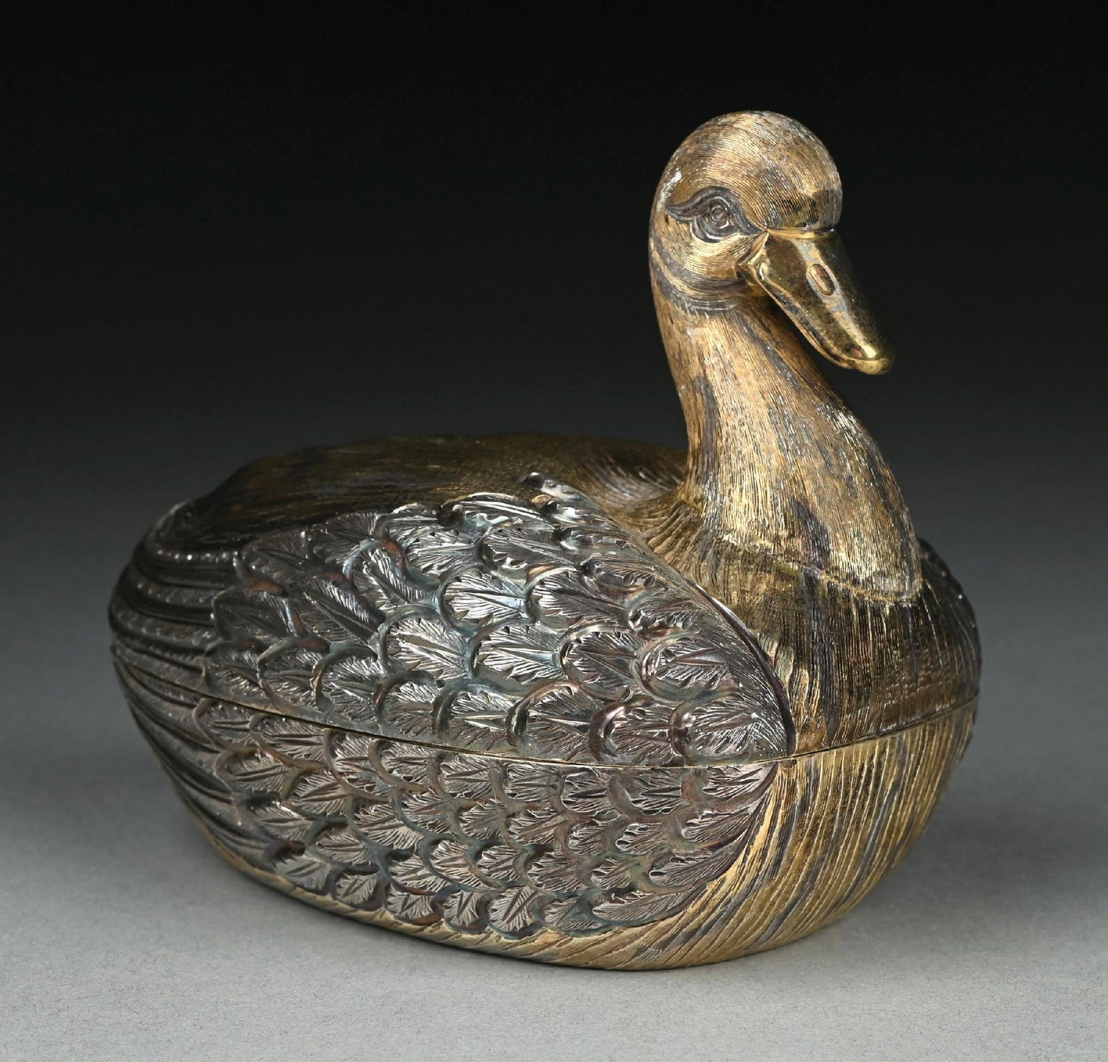 A MEXICAN STERLING DUCK FORM BOX: Tane, the body chased with feathers. Length: 6". Weight: 16.4 ozt. Condition: Dimensions: