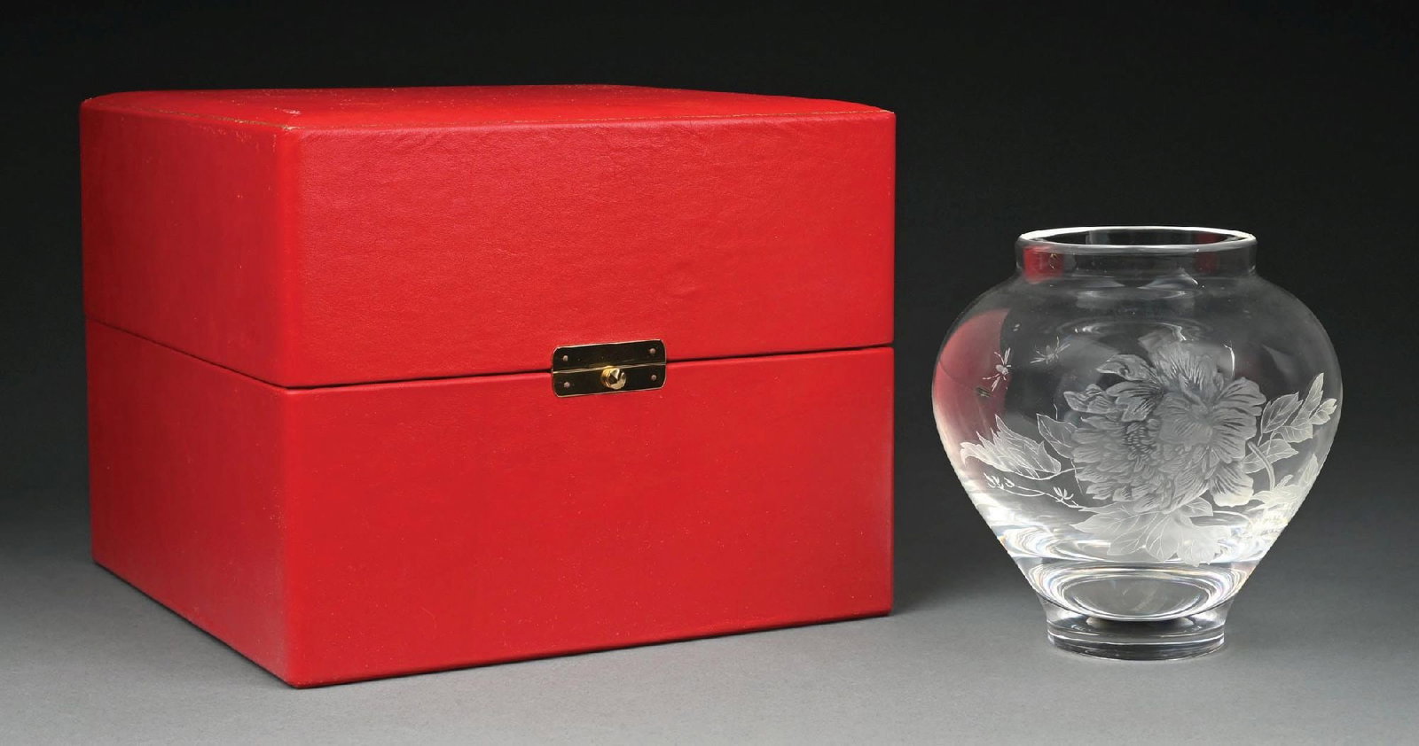 C. 1992 STEUBEN ENGRAVED GLASS PEONY JAR, DESIGNED BY DONALD POLLARD IN ORIGINAL BOX (1 of 6)