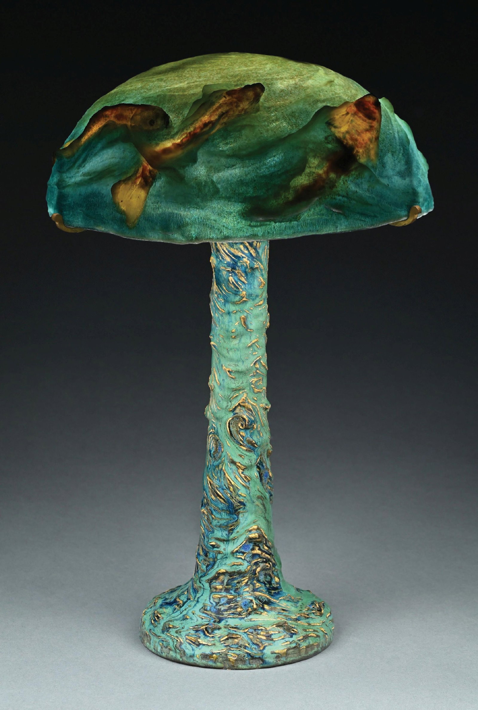 STEVEN STELZ PATE DE VERRE KOI TABLE LAMP: A beautiful Pate de Verre table lamp by renowned New Jersey glass artist Steven Stelz. One of the most talented contemporary glass artists, Steven Stelz is one of the few contemporary artist to apply