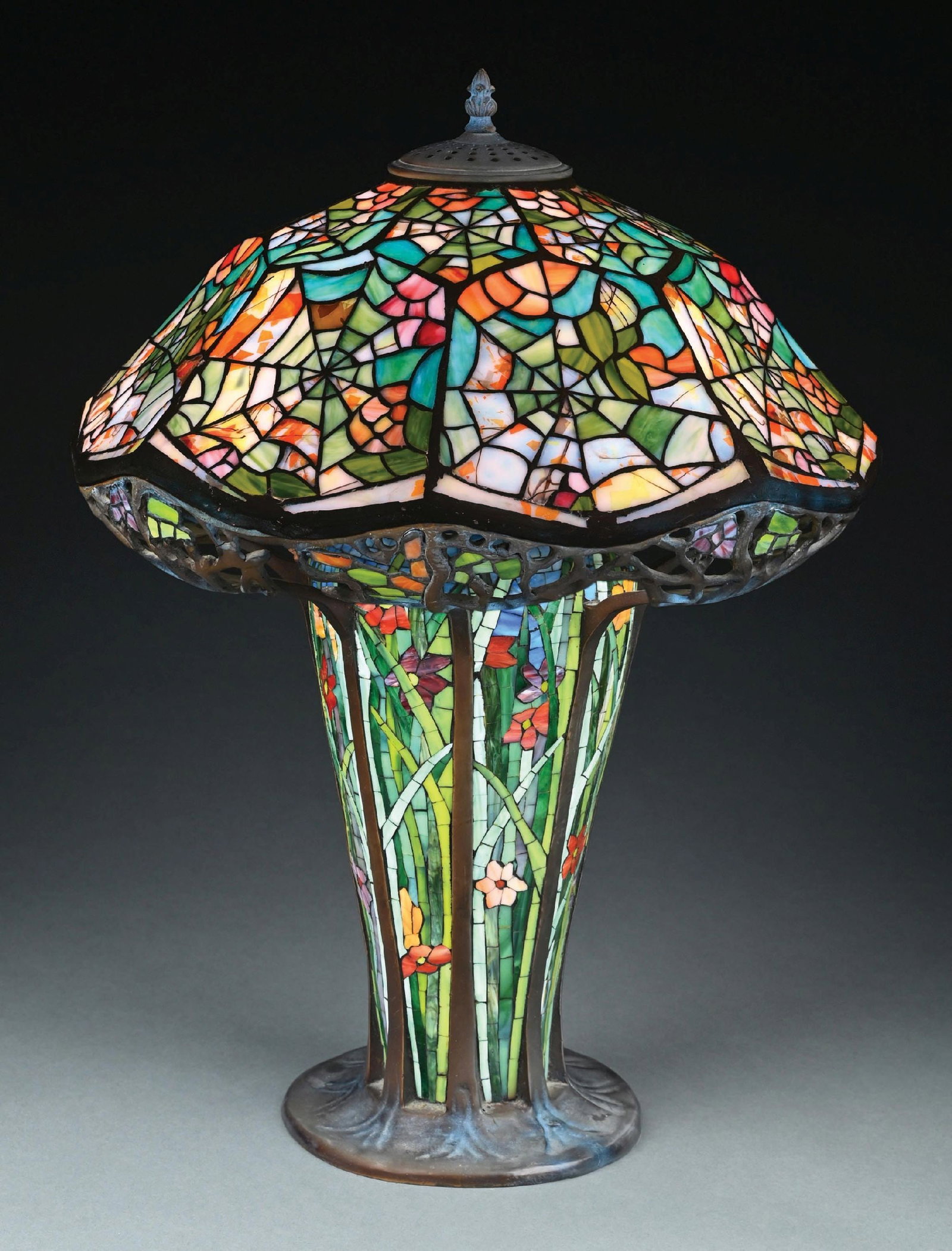 TIFFANY-STYLE COBWEB LEADED GLASS TABLE LAMP W/ BASE - 3